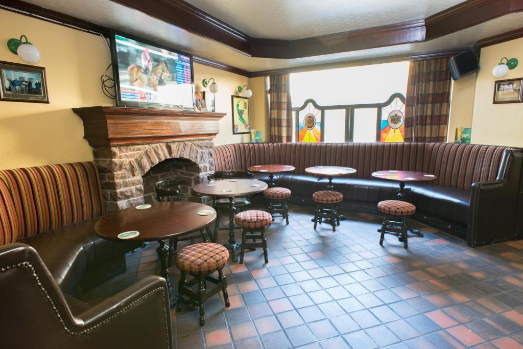 Milltown  Larkin'S Pub, Restaurant, And B&B מראה חיצוני תמונה