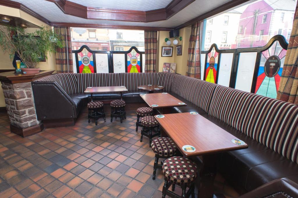 Milltown  Larkin'S Pub, Restaurant, And B&B מראה חיצוני תמונה